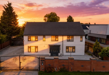 Anyone else browse Rightmove for fun after moving house? If so, what do you think of this house and its “garden”?