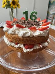 How to elevate presentation for a Victoria Sandwich with fresh cream?