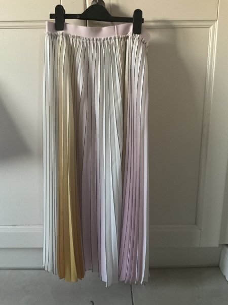 What can I wear with this skirt please?
