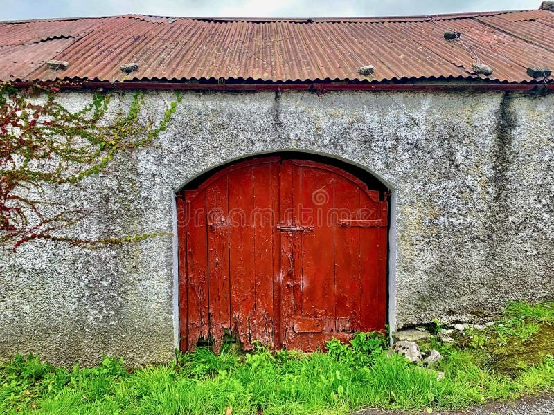 Green paint suggestions for Irish barn/cottages please.