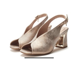 Desperate for help with wedding outfit - running out of time!