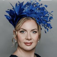 Do people still wear hats at weddings?