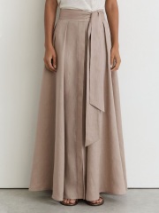Which tops and trousers with this blazer?