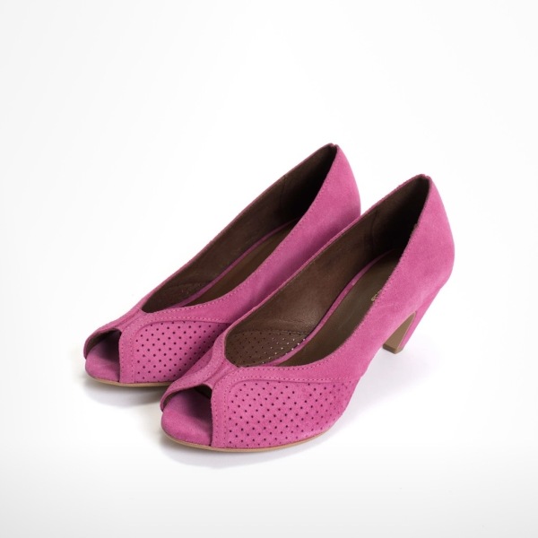 What colour shoes would work best with a cornflower blue dress?