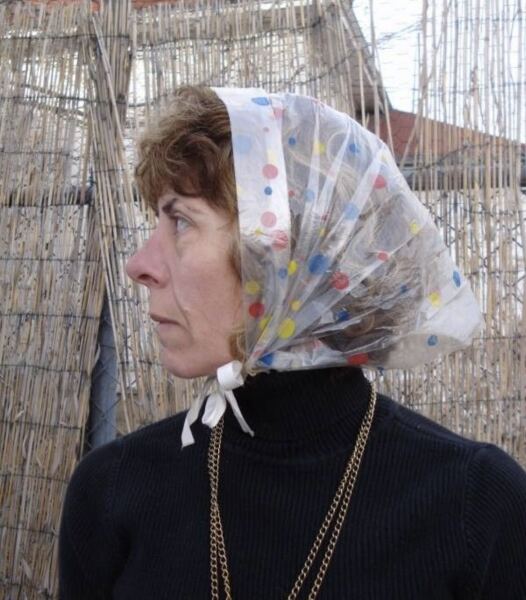 Solutions to keep hair dry in the rain