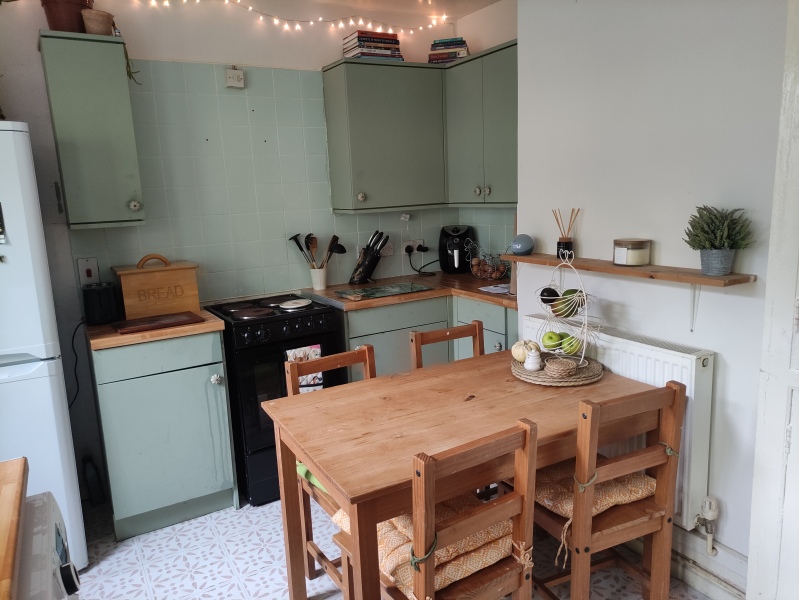 Kitchen wrapping versus painting cupboards: experiences, pros, cons and products