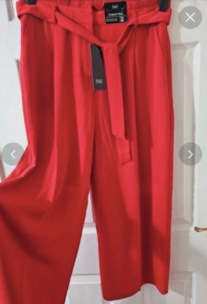 What colour cami or pattern works with tomato red culottes?