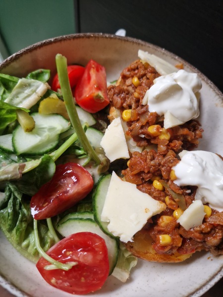 Meal planning, sharing recipes and ideas to make the weekly budget go further.