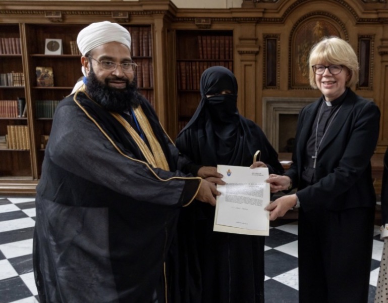 Has everyone seen the photo of the Archbishop of Canterbury presenting an award to Hafiz Muhammad Tahir Mehmood Ashrafi? If not, please have a look