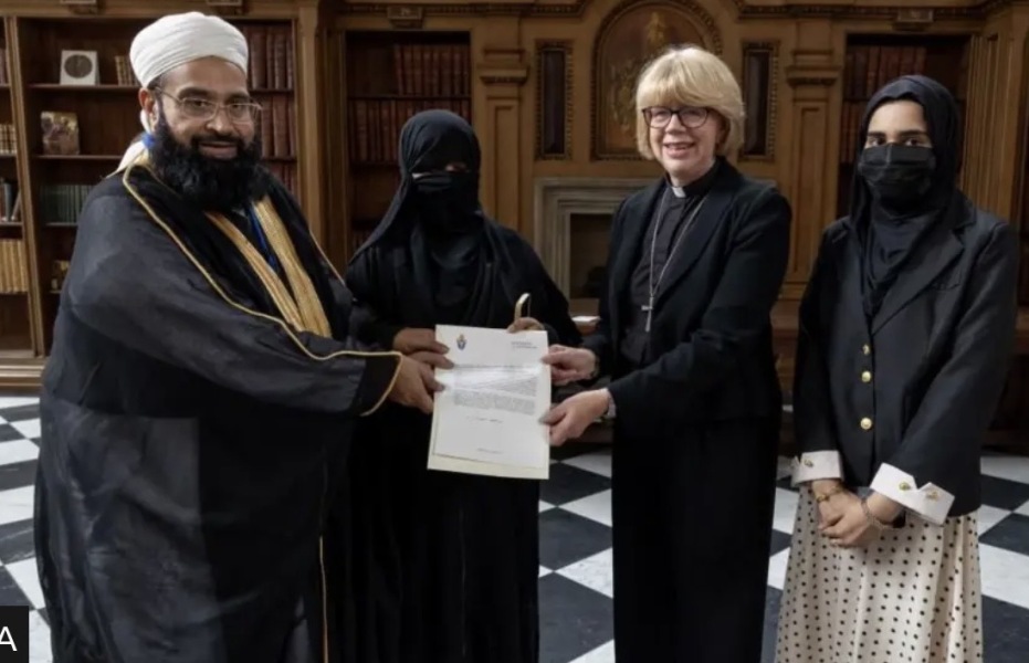 Has everyone seen the photo of the Archbishop of Canterbury presenting an award to Hafiz Muhammad Tahir Mehmood Ashrafi? If not, please have a look