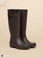 Is there such a thing as a stylish wellie for dog walking?