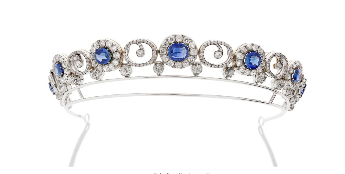 Royal Style 👑 Evenings drawing in, more bling?
