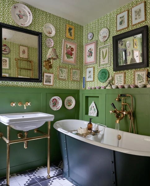 Bringing interest and colour to a bathroom (wall)