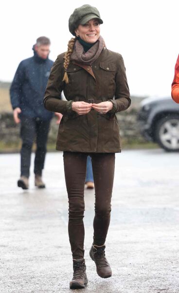 What to wear with safety boots that resembles office smart?