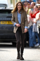 What to wear with safety boots that resembles office smart?